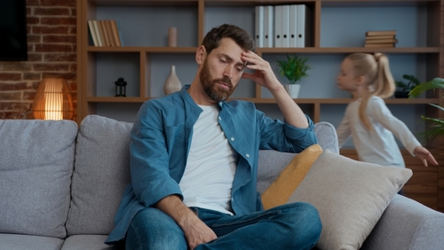 unavený muž s deficitem vitamínů